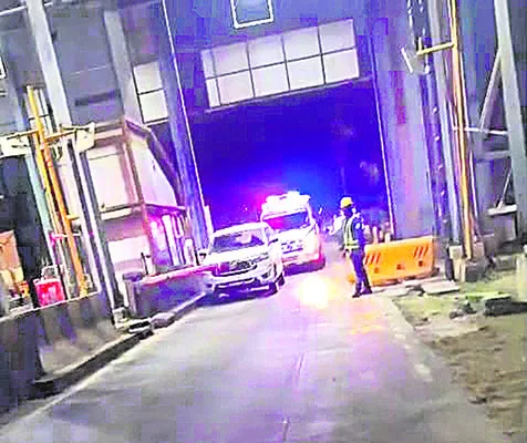 అత్యవసర వాహనాలు సైతం క్యూలోనే.. 
