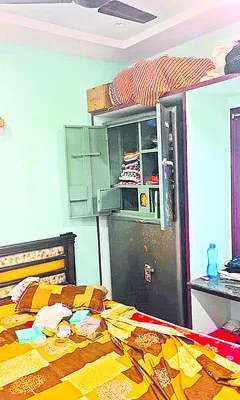 పది సవర్ల బంగారం చోరీ 