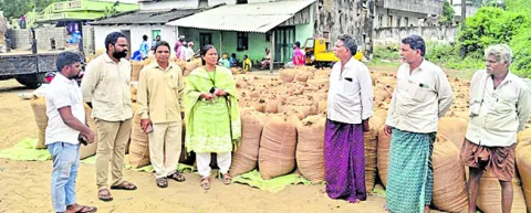 కొనుగోలు కేంద్రాలలో ధాన్యం విక్రయించాలి 
