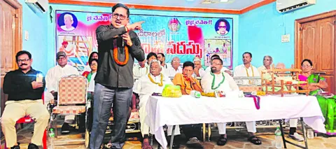 చేనేత పరిశ్రమ కుదేలు 