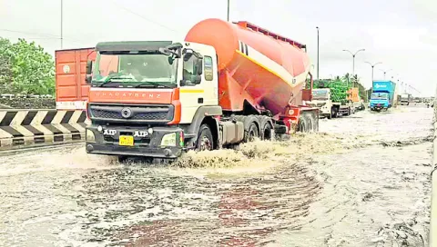 రోడ్డుపై నిలిచిన వర్షపు నీరు 