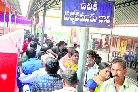 ఆలయానికి పోటెత్తిన భక్తులు 