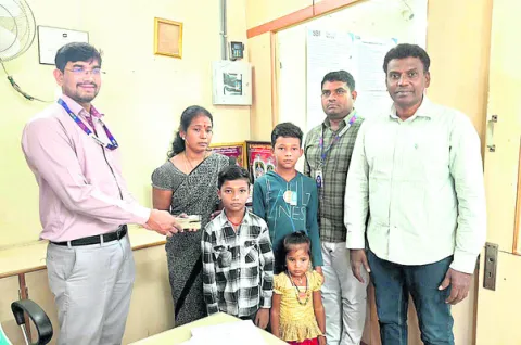 పక్షవాత బాధితుడికి ఆర్థికసాయం