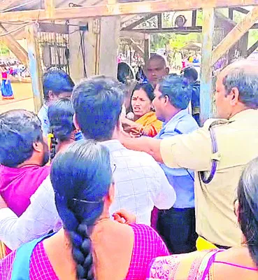 శ్రీవారి క్షేత్రంలో కానిస్టేబుల్‌ కుటుంబంపై దాడి 