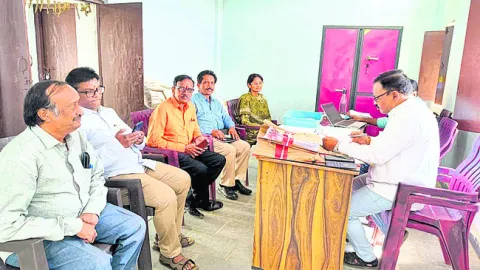 నామినేషన్‌ కేంద్రాల తనిఖీ
