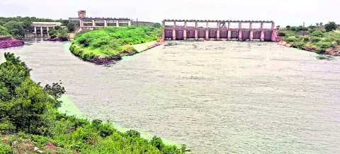 పోతిరెడ్డిపాడు నుంచి కొనసాగుతున్న నీటి విడుదల 