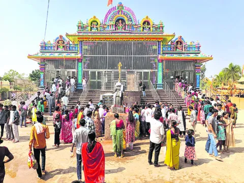 అడెల్లిలో భక్తుల సందడి
