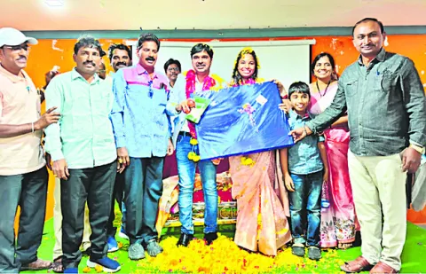 ఆంగ్లభాషపై పట్టు సాధించాలి 