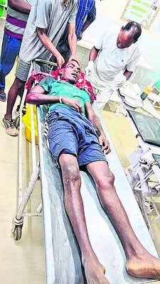 పిచ్చోడి చేతిలో హతం 