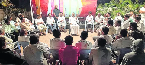 కాంగ్రెస్‌ నేతలతో సమావేశం 