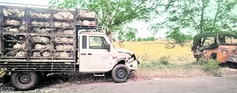 రోడ్డు ప్రమాదంలో నలుగురికి తీవ్ర గాయాలు 