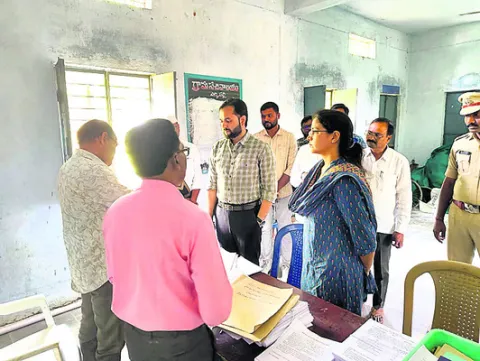 నామినేషన్‌ కేంద్రాల పరిశీలన