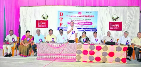 విద్యార్థులకు మానవీయ విలువలు నేర్పాలి