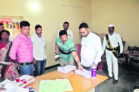 49 క్లస్టర్‌ కేంద్రాల్లో నామినేషన్ల స్వీకరణ