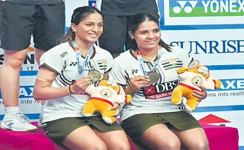 Treesa Jolly and Gayatri Gopichand win doubles title at Syed Modi Badminton2