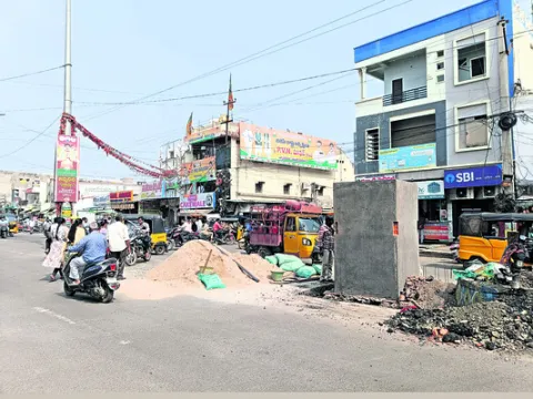 రహదారుల  మధ్యలో ‘దిమ్మె’ 