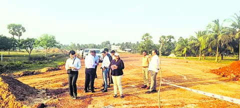 స్టీల్‌ప్లాంట్‌కు కేటాయించిన భూముల పరిశీలన
