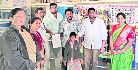 పోలీసులకు బాలిక అప్పగింత