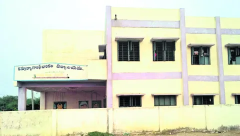 కేజీబీవీలకు బంకర్‌ బెడ్లు 