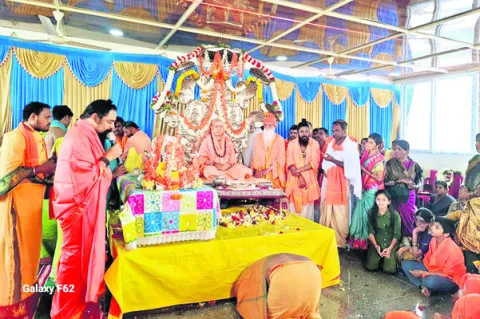 భక్తిభావాలు పెంచుకోవాలి 