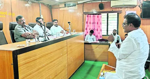 వాడీవేడిగా బడ్జెట్‌ ముందస్తు సమావేశం 