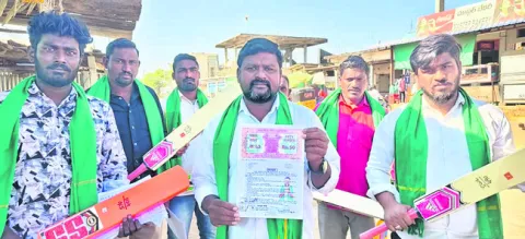 ‘బాండ్‌’ మోగిస్తున్న సర్పంచ్‌ అభ్యర్థి