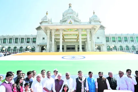 మది నిండా.. బృహత్‌ జాతీయ జెండా