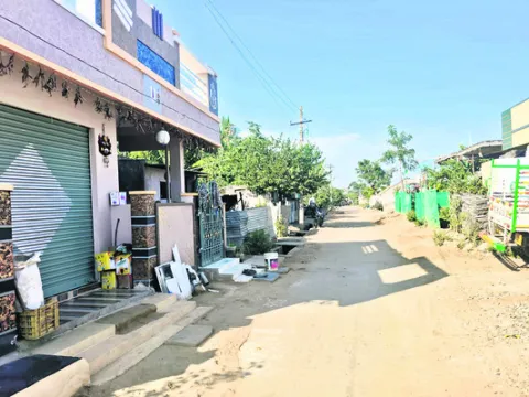 ●వీధికి ఇరుపక్కలా రెండు జిల్లాలు!