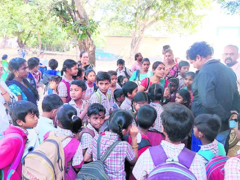 టీచర్‌ డిప్యూటేషన్‌ రద్దు చేయాలని ధర్నా