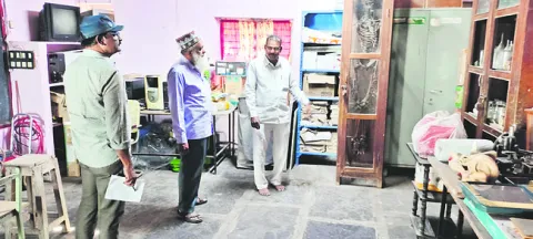 ఎయిడెడ్‌ విద్యార్థులకు  మెటీరియల్‌ ఇవ్వాలి 