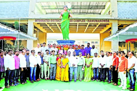 కలెక్టరేట్‌లో తెలంగాణ తల్లి విగ్రహావిష్కరణ