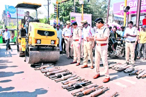 350 ప్రత్యేక సైలెన్సర్ల ధ్వంసం