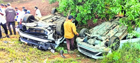 రెండు కార్ల బోల్తా 