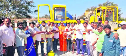 అభివృద్ధి పనులను ప్రారంభించిన స్వామీజీ 