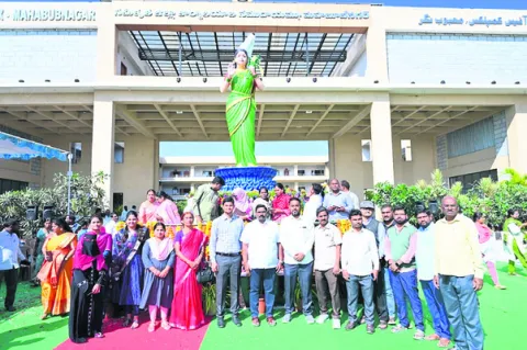 కలెక్టరేట్‌లో తెలంగాణ తల్లి విగ్రహం ఆవిష్కరణ 
