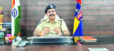 ప్రలోభాలకు గురిచేస్తే కేసులే..