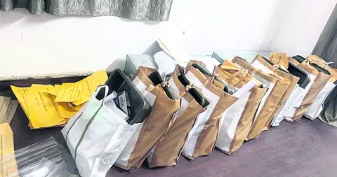 పంపిణీకి సిద్ధంగా ఎన్నికల సామగ్రి 