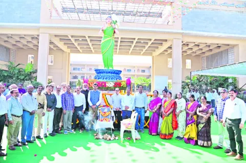 వారసత్వానికి ప్రతీక తెలంగాణ తల్లి విగ్రహం 