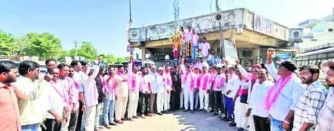 తెలంగాణను మళ్లీ ఆంధ్రోళ్ల చేతిలో పెట్టే కుట్ర