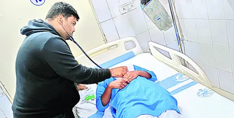 బెనాడంగలో రెండు  గుడిసెలు దగ్ధం 