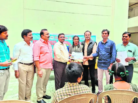 రాష్ట్రస్థాయి పోటీలకు రాచగున్నేరి విద్యార్థిని ఝాన్సీ