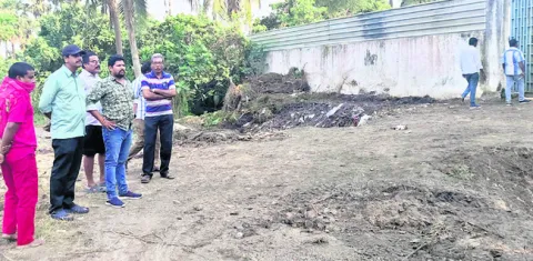 అధికారి వస్తున్నారని సెంటు చల్లి.. 