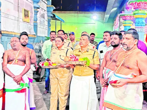 రాపూరు పోలీస్‌ స్టేషన్‌లో ఐజీ
