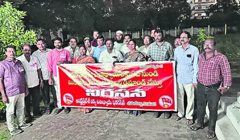 టెట్‌ నుంచి మినహాయింపు కోరుతూ ధర్నా 