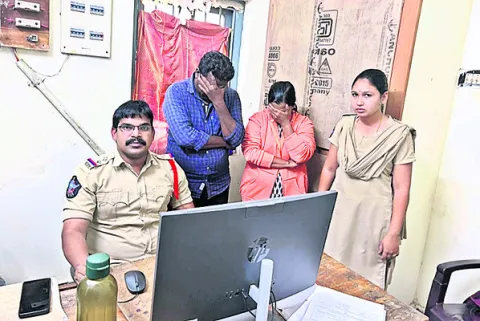 నకిలీ పత్రాల తయారీకి పాల్పడిన ఇద్దరి అరెస్ట్‌ 