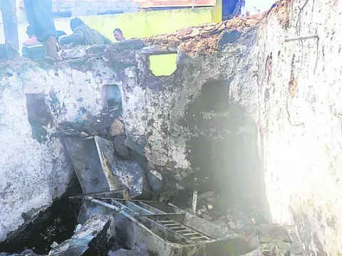 అగ్ని ప్రమాదంలో ఇల్లు దగ్ధం