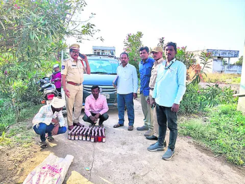 మద్యం తరలిస్తున్న ఇద్దరి అరెస్ట్‌
