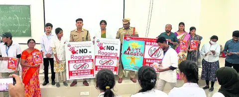 ర్యాగింగ్‌కు దూరంగా ఉండాలి