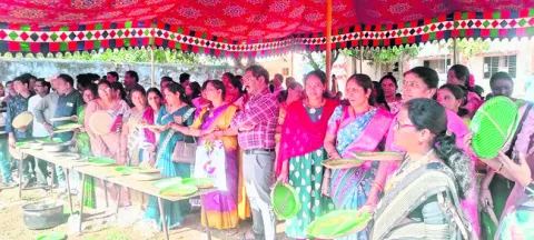 ఎన్నికల సిబ్బందికి అరకొరగా భోజనాలు