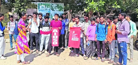 పోలీసుల తీరును ఖండిస్తూ నిరసన 